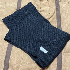 Calvin Klein scarf in black. Very good condition. Barely used